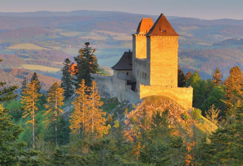 Hrad a kopce v okolí.