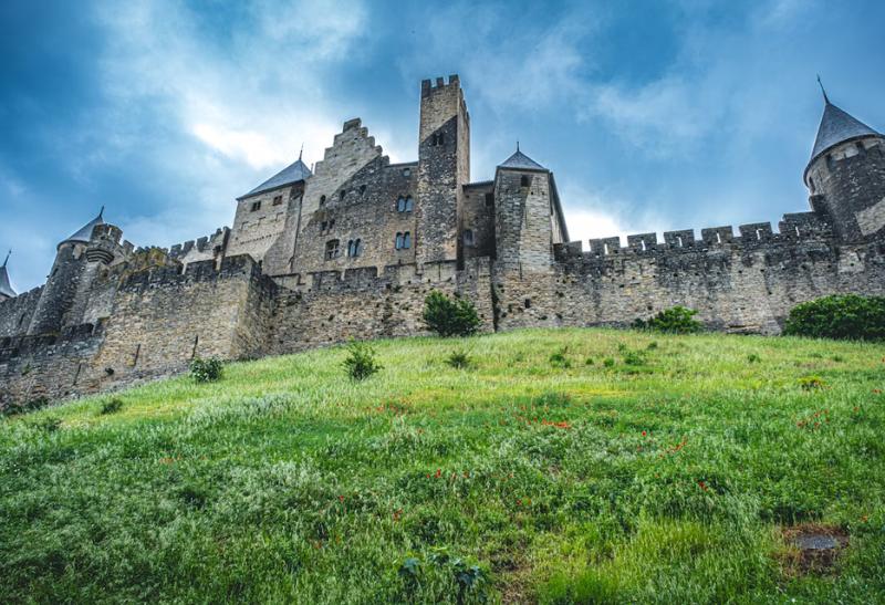 Hradby a veže v Carcassone.