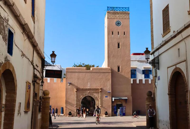 Ľudia v starej časi mesta Essaouira.
