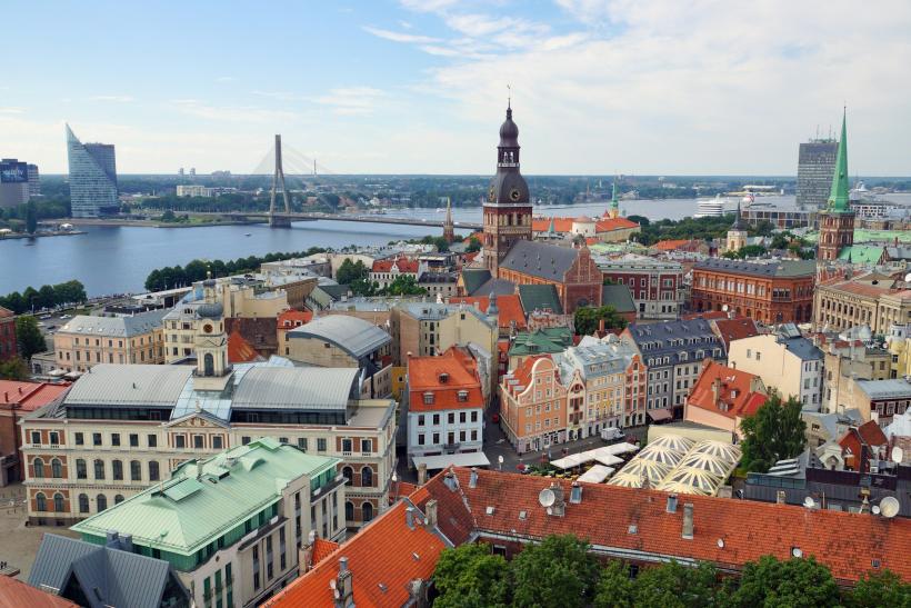 Moderné i historické budovy v meste Riga a rieka.