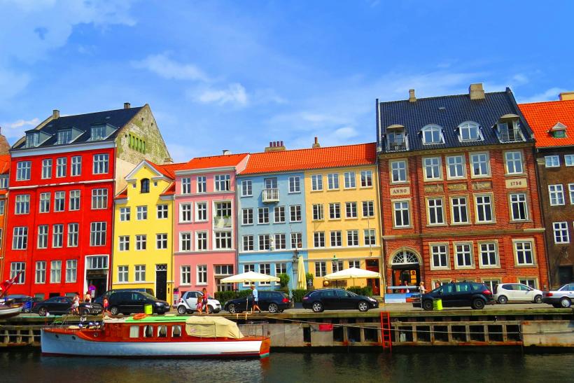 Farebné domy a kanál v štrvti Nyhavn v Kodani.