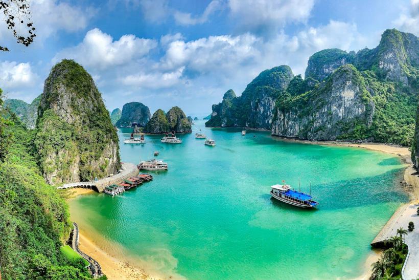 Tyrkysová zátoka a lode v Ha Long Bay vo Vietname.