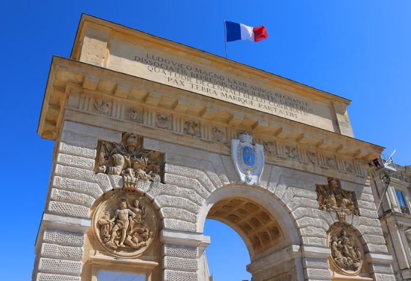 Montpellier a jeho Víťazný oblúk.