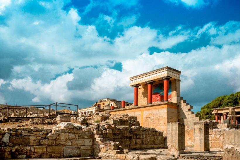 Historický minojský palác Knossos na Kréte.