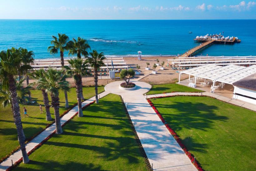 Piesková pláž a drevené mólo hotela Arcanus Hotels Sorgun. Turecko