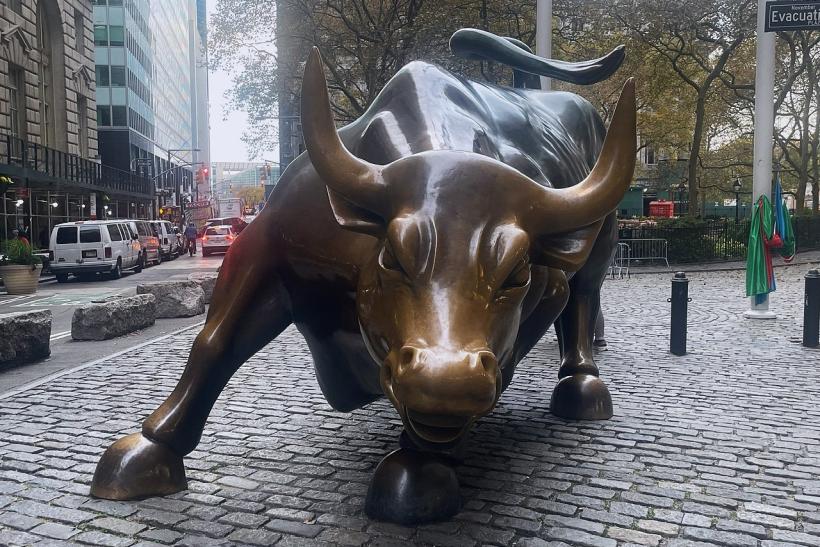 Socha býka na Wall Street v New Yorku.