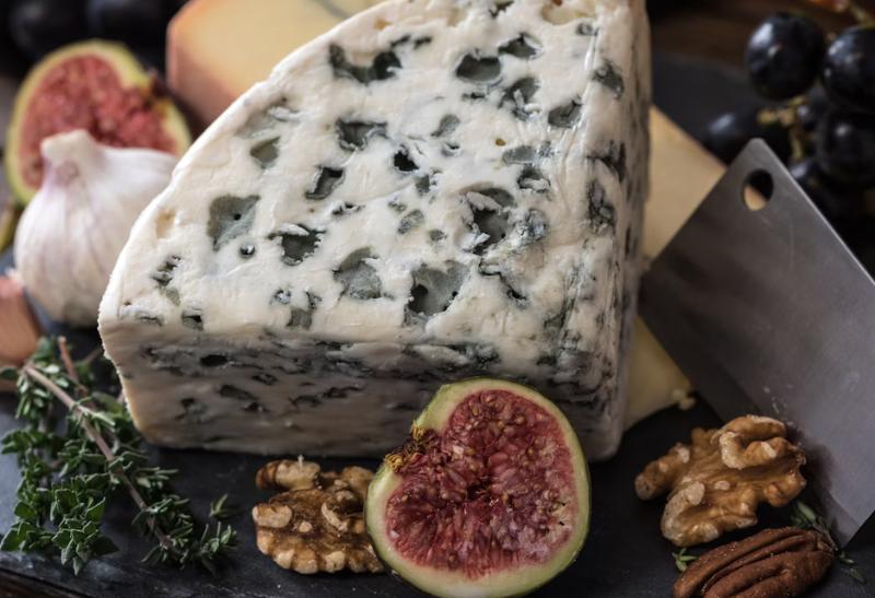 Roquefort - modrý syr z Francúzska.