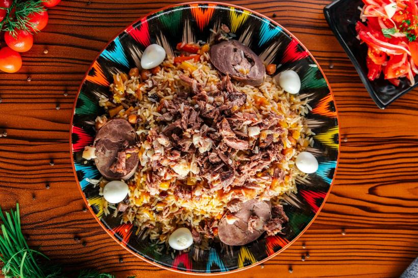 Národné jedlo "plov" s ryžou a mäsom.