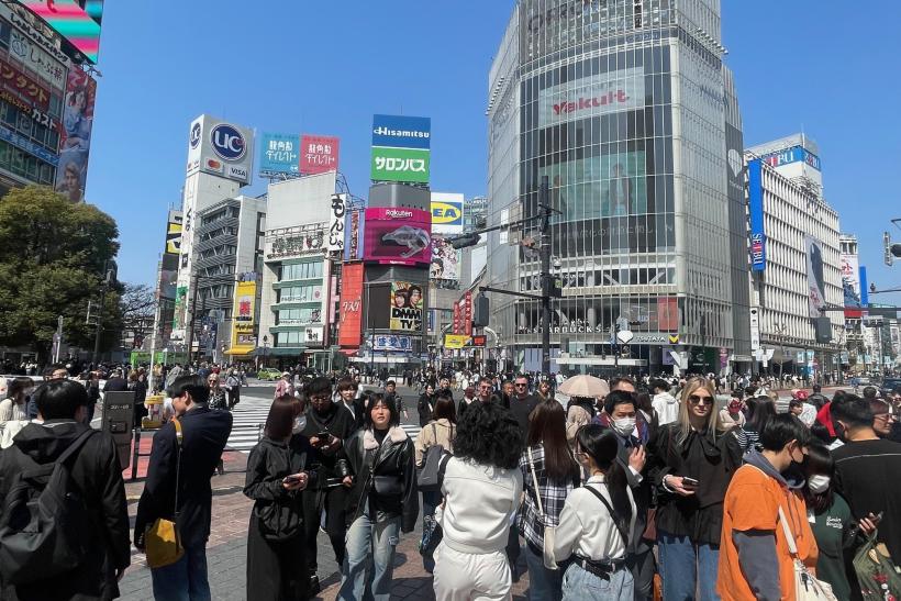 Ruch na ulici v Tokiu a množstvo ľudí. Japonsko.