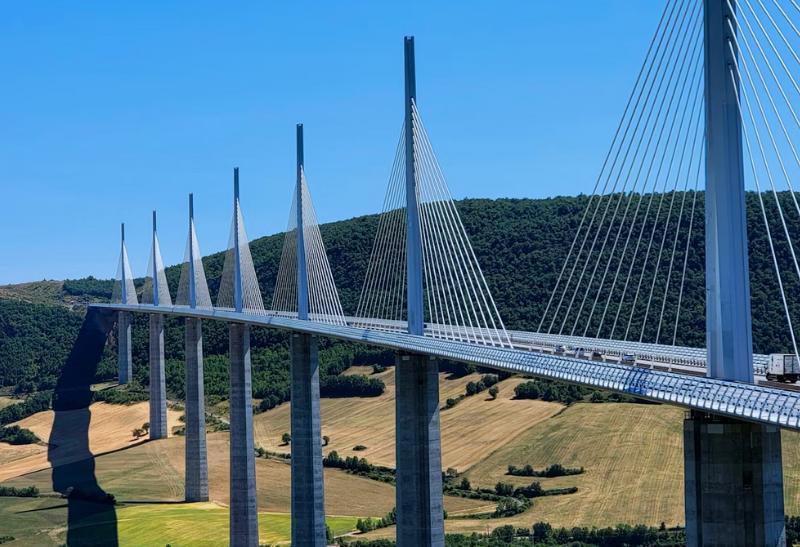 Monumentálny most Millau nad poliami vo Francúzsku.