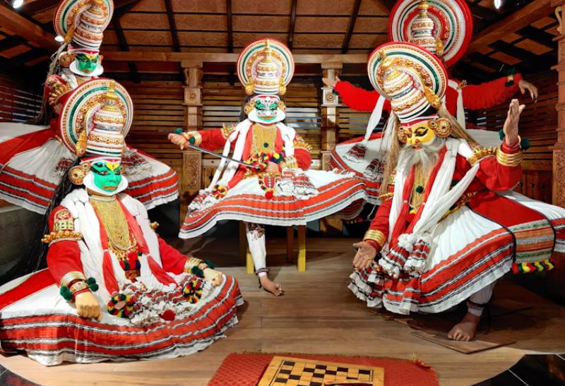 Kathakali je tradícia tanca ľudí v kostýmoch a s maskami.