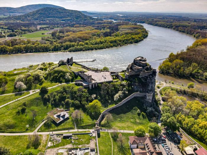 Hrad Devín a rieka Dunaj počas dňa.
