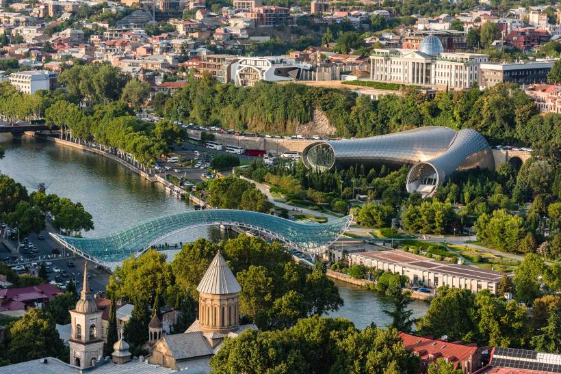 Hlavné mesto Tbilisi s budovami a riekou.