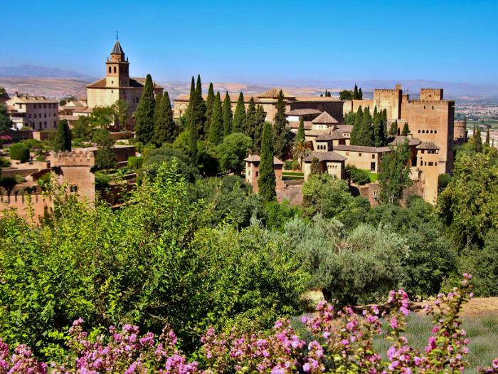 Palác Alhambra so záhradami.