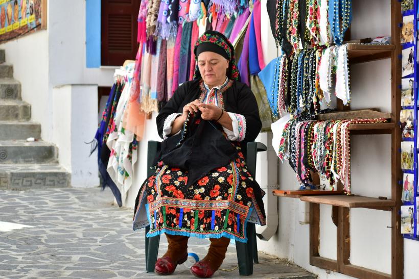 Grécka žena v kroji na ostrove Karpathos.