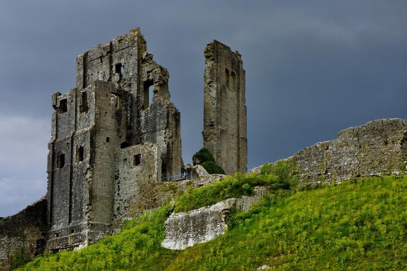 Ruiny hradu Corfe Castle v Anglicku.