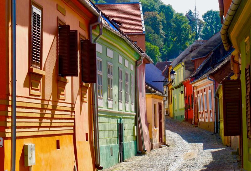 Farebné domy a úzka ulička v Sighisoare.