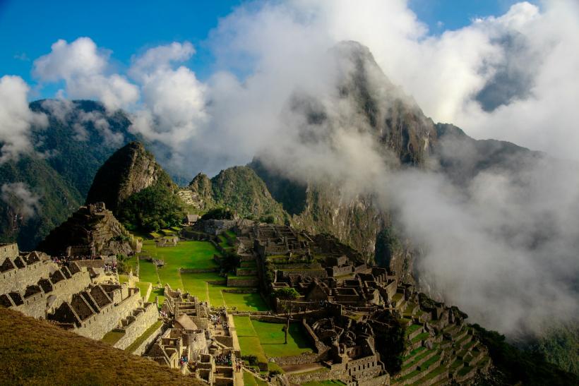 Pozostatky mesta Machu Picchu v Peru medzi bielymi oblakmi.