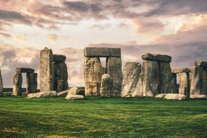 Kamenné bloky v  Stonehenge v Anglicku pri západe slnka.