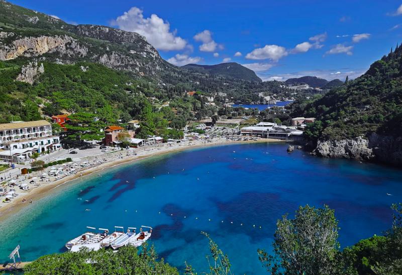Paleokastritsa s peknou plážou a hotelom na ostrove Korfu.