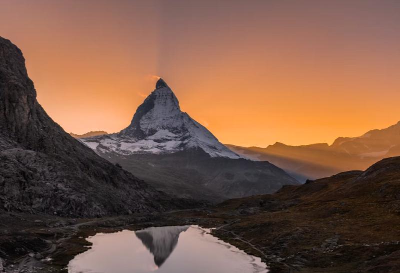 Hora Matterhorn pri západe slnka.