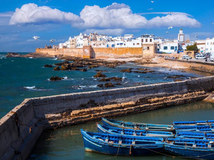 Opevnené biele mesto Essaouira pri pobreží Atlantiku v Maroku.