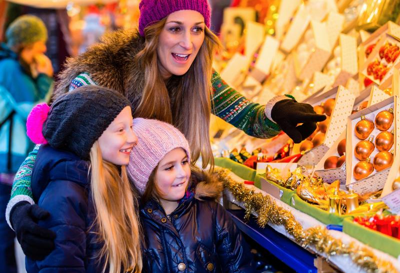 Pestrý adventný stánok a deti.