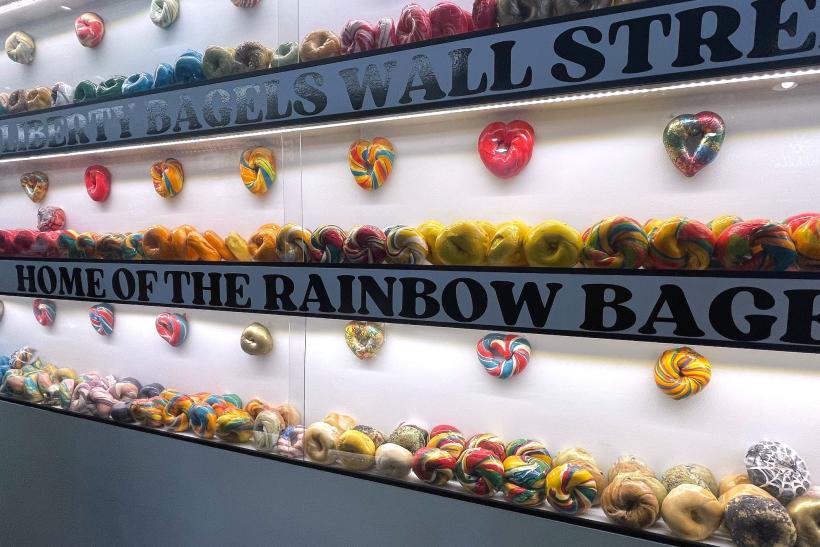 Predajňa farebných bagelov v New Yorku.