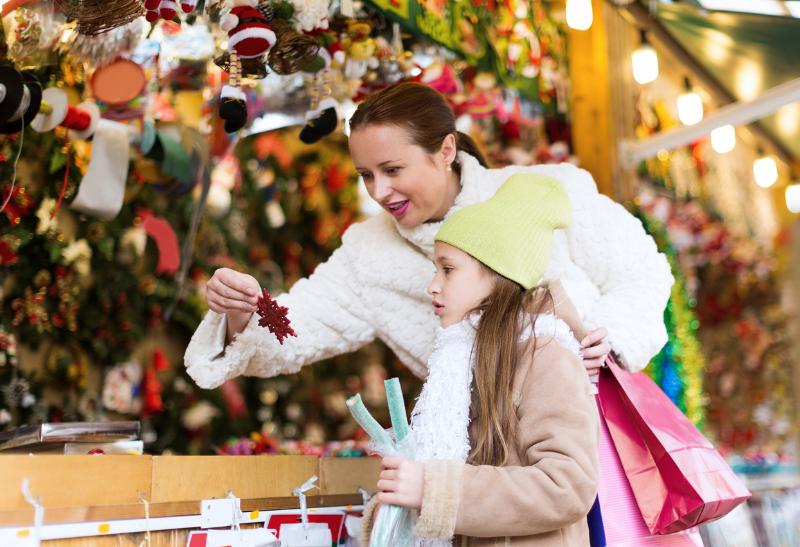 Matka a dcéra na nákupoch v vianočných trhoch.