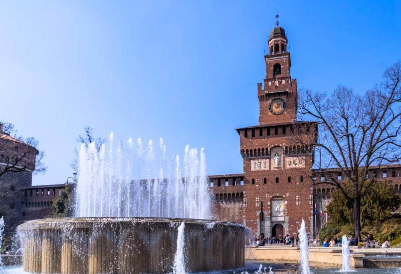 Castello Sforzesco s fontánou.