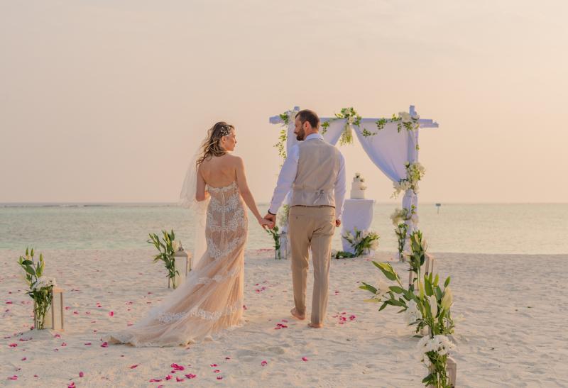 Pár na pláži hotela Le Meridien na Malidvách.