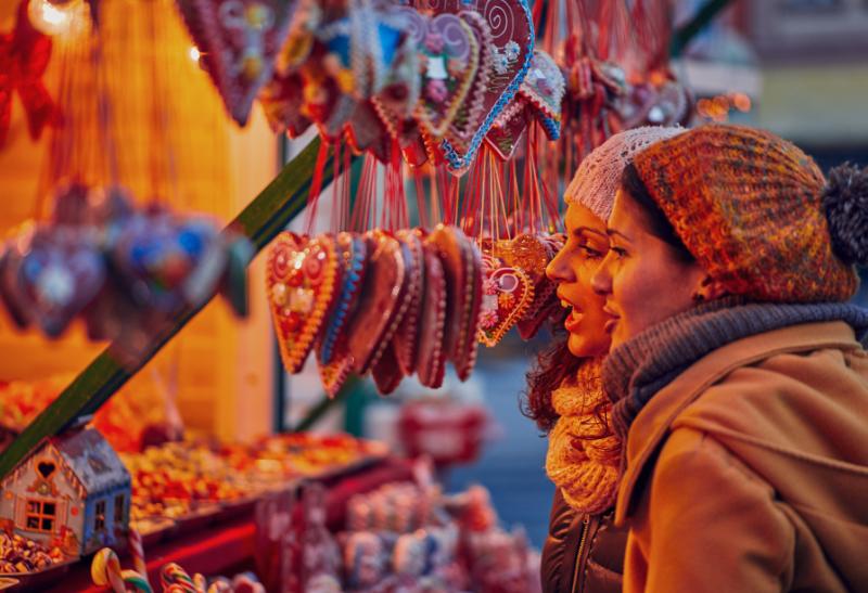 Dve ženy na vianočnom trhu.