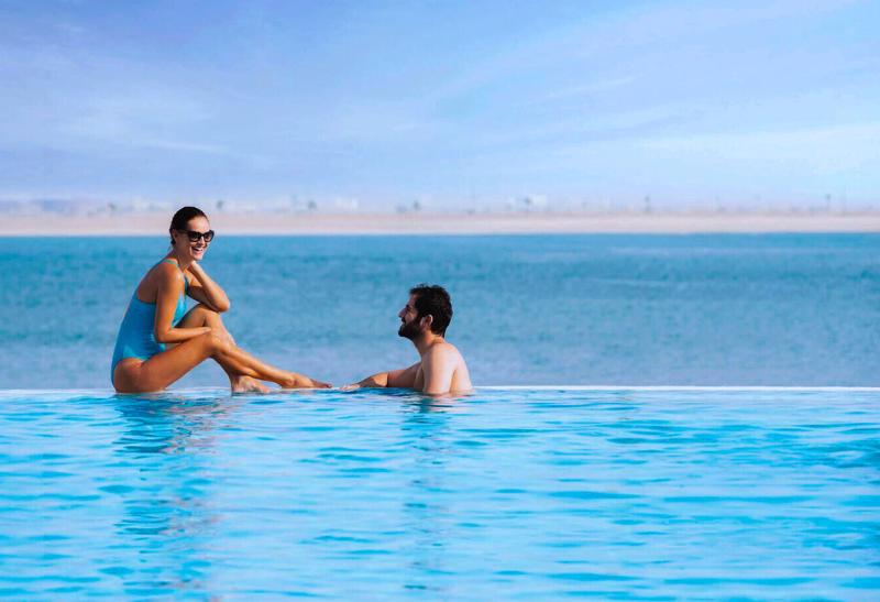 Pár pri bazéne v SAE.