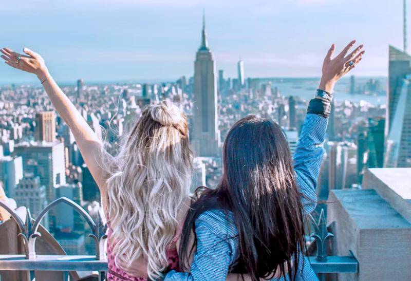 Dve ženy na vyhliadke v New Yorku.