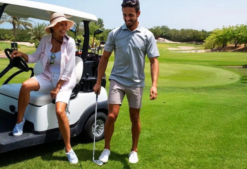 Pár na golfovom ihrisku v Dubaji.