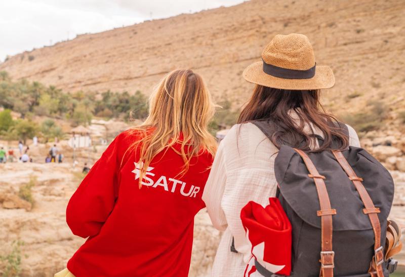 Skupina ľudí v púšti.