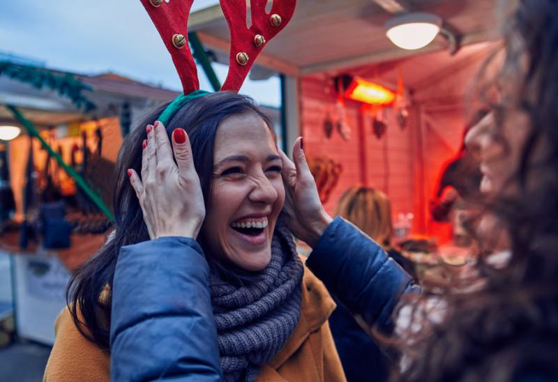 Dve ženy na vianočnom trhu.