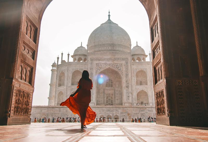 Žena pred chrámom Tádž Mahal v Indii.