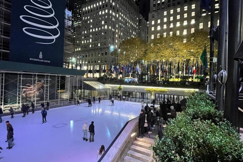 Rockefellerove centrum v New Yorku počas zimy aj s klziskom.