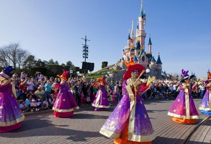 Tancujúce postavy v Disneylande v Paríži.