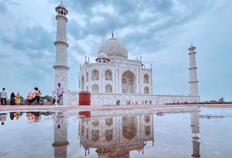 Biela stavba Tádž Mahál v Indii.