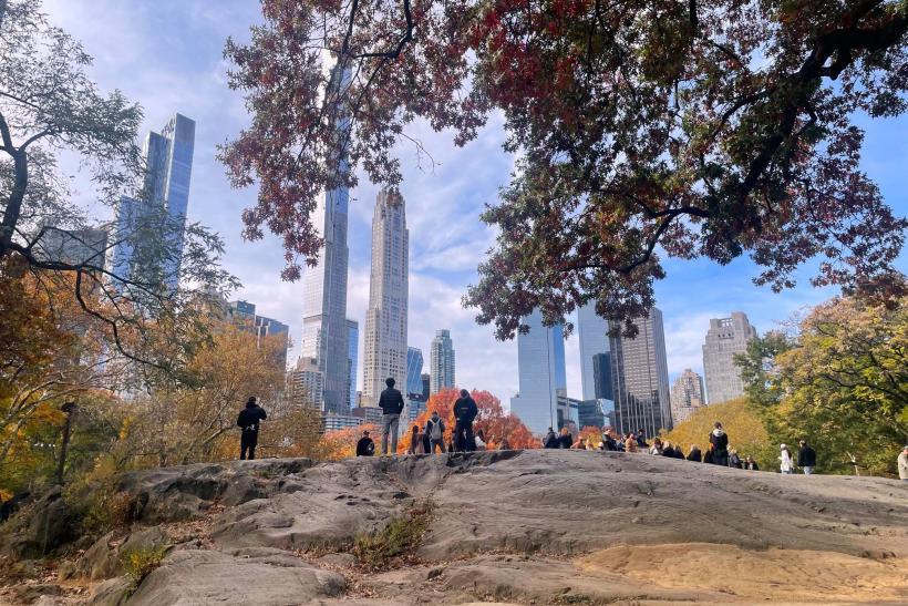 Central Park v New Yorku počas dňa v jesenných mesiacoch s vyhliadkou na mrakodrapy.
