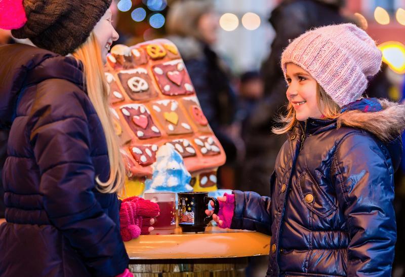 Dve deti na vianočných trhoch.
