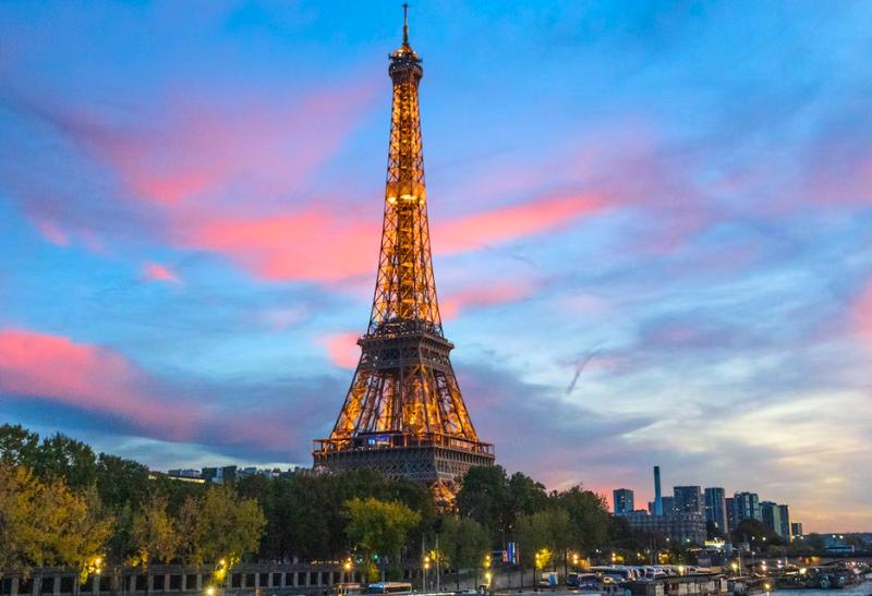 Podvečerná Eiffelova veža v Paríži.