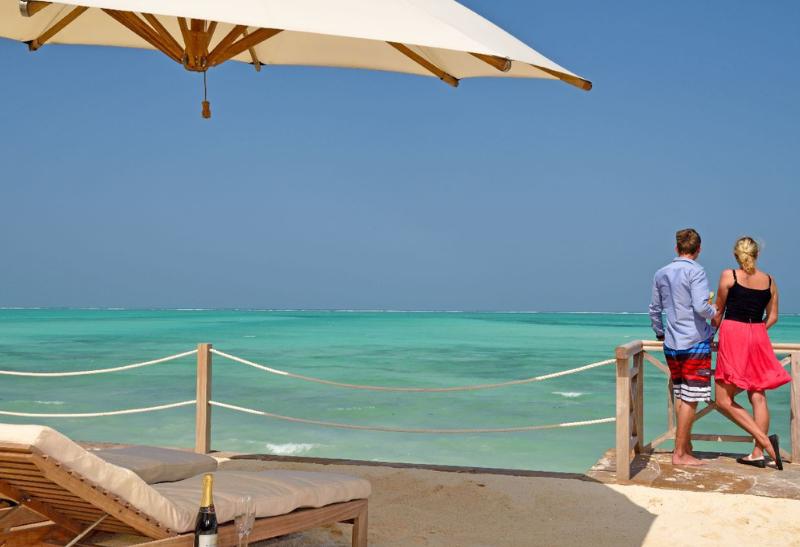 Pár na terase hotela Tulia na Zanzibare.