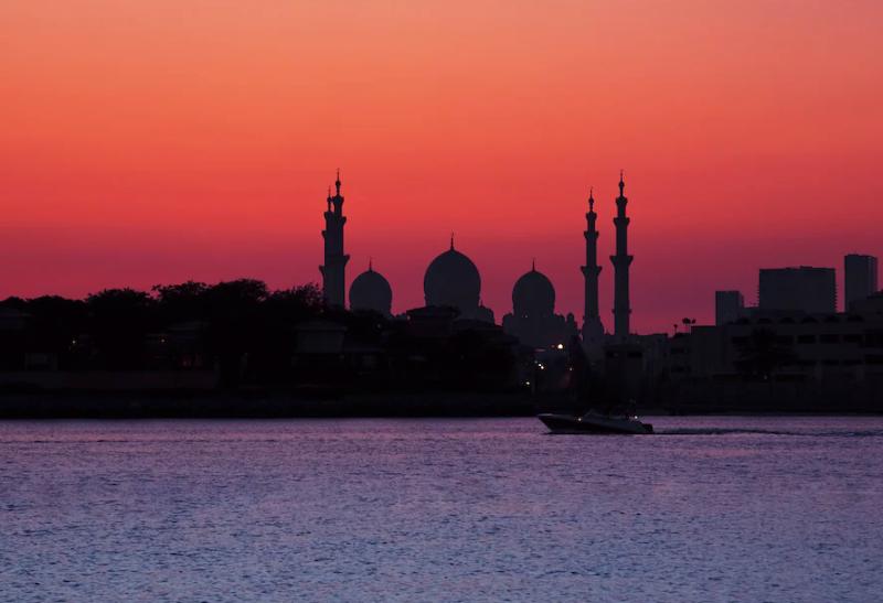 Západ slnka v Abu Dhabi. SAE