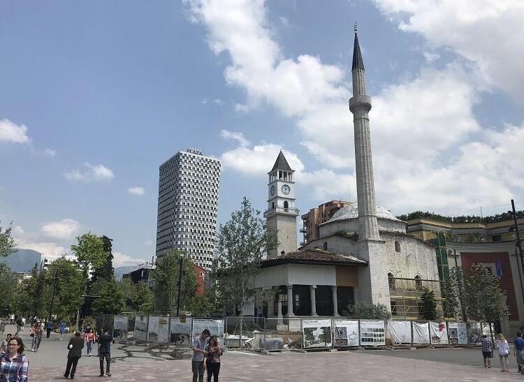 Hlavné mesto je aj o kontraste moderného s tradičným. Foto: depositphotos.com