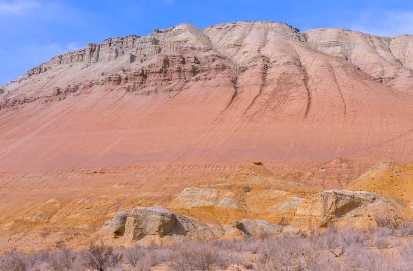 Farebný skalný masív NP Altyn Emel. Kazachstan.