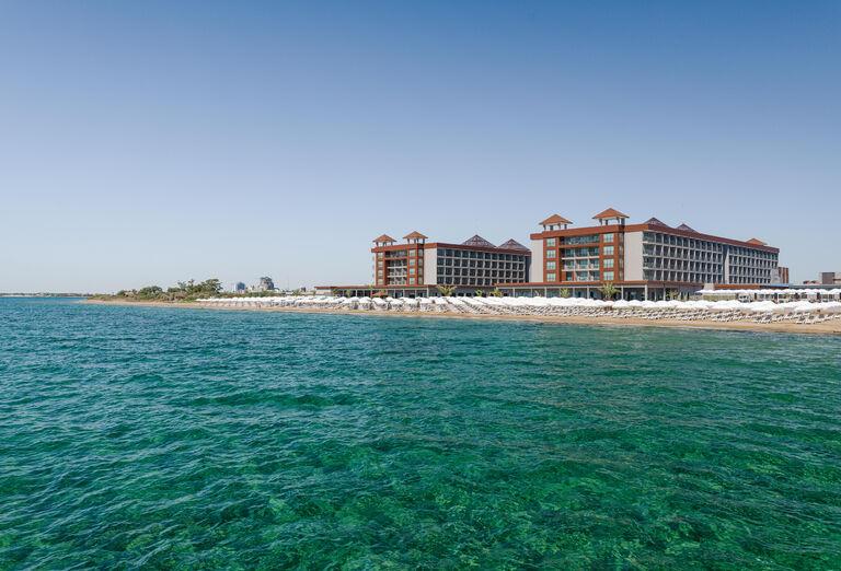 Budova hotela Arkin Resort Iskele a pláž
