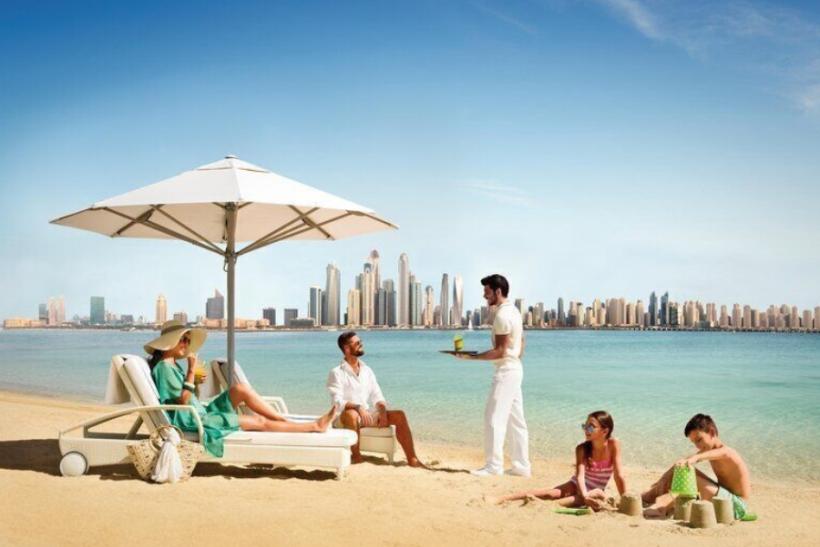 Piesková pláž pred hotelom Atlantis The Royal. Dubaj.